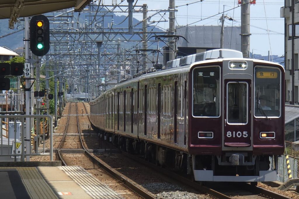 宝塚市内を走る阪急電車