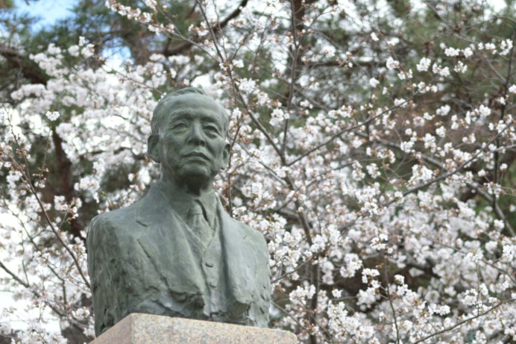 花のみちの小林一三像